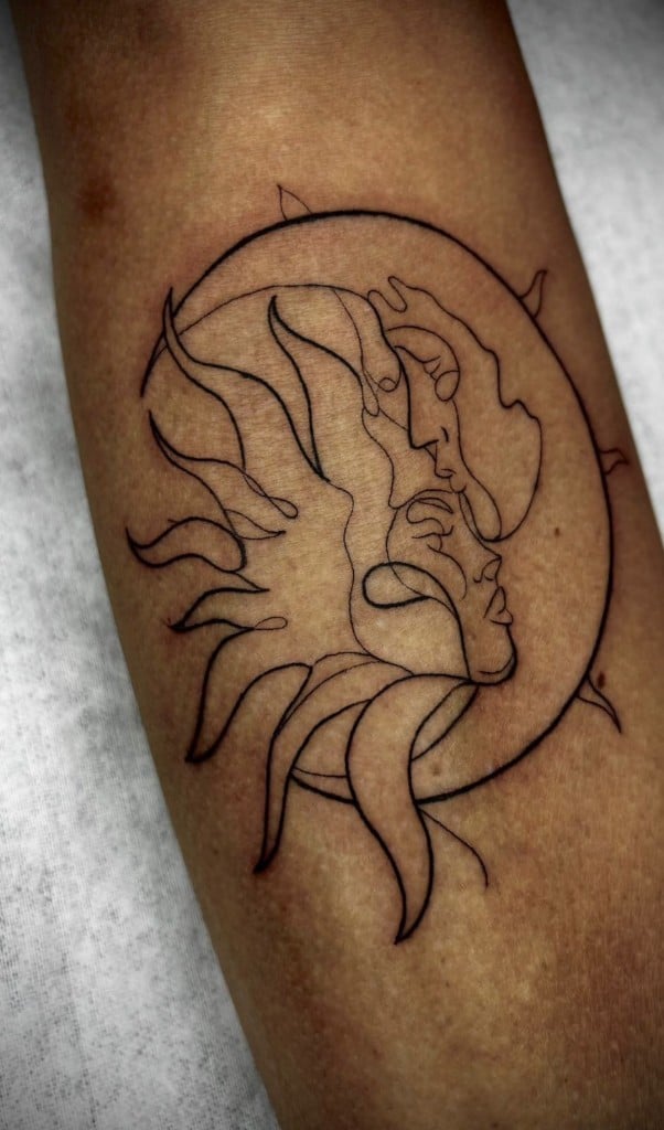 Diseño de línea fina con rostros de sol y luna