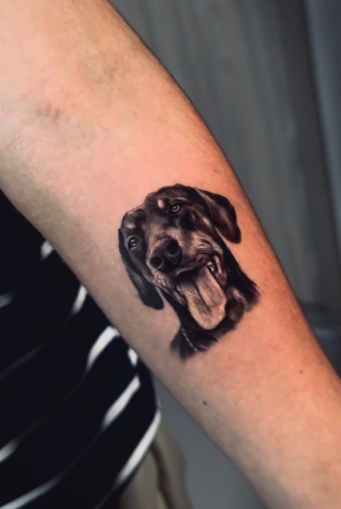 Retrato de perro tatuado en estilo realismo sobre piel