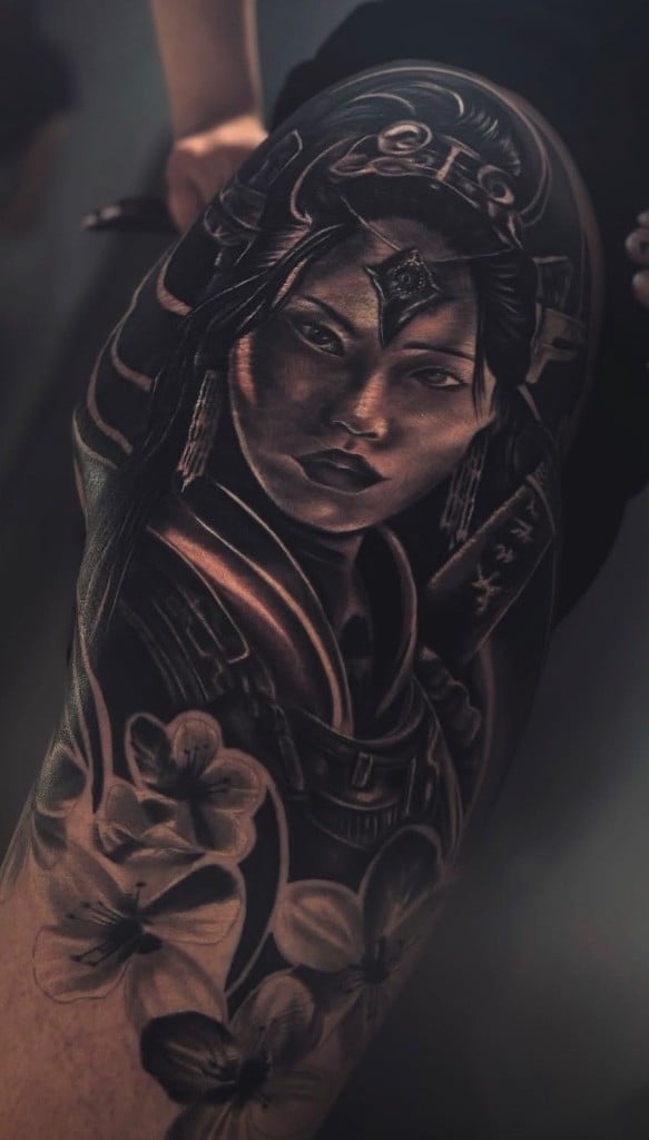 Tatuaje de geisha en estilo realismo con sombras profundas en escala de grises